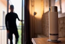 Eine Person in einer T&uuml;r, im Vordergrund eine Kamera - Franziska Gabbert/dpa-tmn/dpa