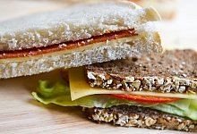 Sandwich und Vollkornbrot - Foto: Ole Spata/dpa