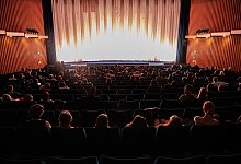 Filmfans sitzen im Saal des Kino International in Berlin. Kinobetreiber wollen wieder mehr Besucher in die S&auml;le locken. - Paul Zinken/dpa