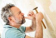 Beim Heimwerken kommt es schnell zu Verletzungen - Foto: Christin Klose/dpa-tmn