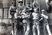 arbeiter-vor-lok-1920 - Repro: Horst Biere / Quelle: Archiv H&ouml;ltke