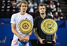 Alexander Zverev (l) musste sich im Finale von Montpellier dem Kasachen Alexander Bublik geschlagen geben. - Pascal Guyot/AFP/dpa