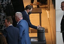 Bundesgesundheitsminister Karl Lauterbach gibt nach der Debatte zur Abstimmung zum COVID-19-Bev&ouml;lkerungsschutz im Bundestag seine Stimme ab. - Wolfgang Kumm/dpa