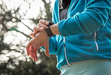 Eine Frau schaut auf eine Smartwatch - Christin Klose/dpa-tmn/dpa