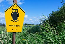 Schild Nationalpark Nahaufnahme von Nationalpark-Schild. *** sign national park close up of national park sign - imago images/IlluPics