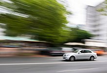 Auto fährt durch die Stadt - Julian Stratenschulte/dpa/dpa-tmn