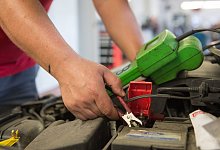 Autobatterie Winter leer - Inga Kjer/dpa-tmn