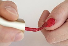 Nagellacke im Test - Foto: Andrea Warnecke/dpa-tmn