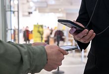 2G-Kontrolle im Einzelhandel - Foto: Bernd Weißbrod/dpa