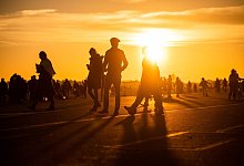 Coronavirus - &Uuml;ber das Delta-Ansteckungsrisiko im Freien - Foto: Christophe Gateau/dpa