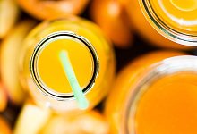 Ein Fruchtsaft in einer Glasflasche mit einem Strohhalm - Franziska Gabbert/dpa-tmn