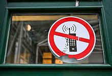 Verbindliche Handy-Regeln für alle Schulen bis Herbst - Jens Kalaene/dpa