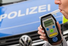 Atemalkoholtest - Julian Stratenschulte/dpa