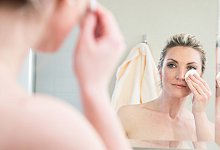 Frau reinigt die Haut mit Gesichtswasser - Christin Klose/dpa-tmn