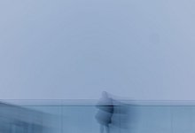 Eine Person steht allein in einer Innenstad - Rolf Vennenbernd/dpa/dpa-tmn