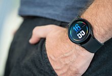 Mann trägt eine Smartwatch - Franziska Gabbert/dpa-tmn