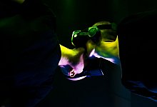 Ein Paar trägt VR-Brillen und küsst sich - Eugenio Marongiu/Westend61/dpa-tmn