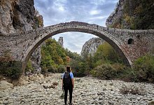 Eine frau steht vor der Kokkorou-Brücke - Linda Heyer/dpa-tmn