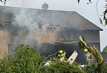 Flugzeug st&uuml;rzt auf Haus in Korschenbroich - Sascha Rixkens/Einsatzreport Niederrhein/dpa