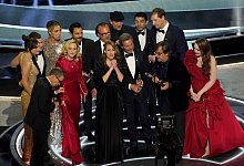 Die Darsteller und die Crew von &laquo;Coda&raquo; nehmen den Preis f&uuml;r den besten Film entgegen. - Chris Pizzello/Invision/AP/dpa