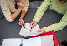 Zwei Frauen bei einem Beratungsgespraech - Nico Tapia/dpa-tmn