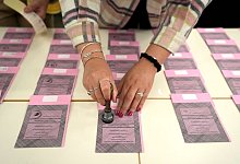 Die Stimmzettel f&uuml;r die Parlamentswahlen werden vorbereitet. - Alessandra Tarantino/AP/dpa