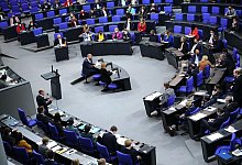 Bundeskanzler Olaf Scholz (SPD - links vorne) beantwortet bei der Regierungsbefragung im Bundestag die Fragen der Abgeordneten. - Kay Nietfeld/dpa