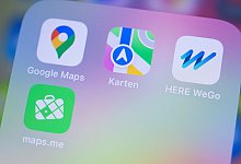 Verschiedene Karten-Apps auf einem Smartphone - Catherine Waibel/dpa-tmn