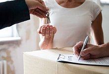 Schlüsselübergabe in einer Wohnung - Christin Klose/dpa-tmn