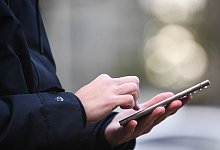 Frau tippt auf einem Smartphone - Christin Klose/dpa-tmn