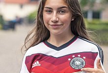 Cosma Abendroth zeigt stolz auf das DFB-Wappen. Mit der Einladung zum Lehrgang in Duisburg ist auch ihr erster Einsatz in der Nationalmannschaft näher gerückt. - Volker Abendroth