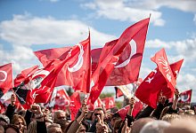 CHP-Anhänger schwenken türkische Flaggen (Archivbild) - Tunahan Turhan/SOPA Images via ZUMA Press Wire/dpa