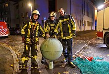 Feuerwehrleute holen Metallkugel von Kirchturmspitze - Justin Brosch