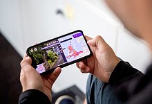 Spielen am Smartphone - Zacharie Scheurer/dpa-tmn