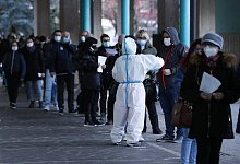 Schlange stehen in Bozen - Foto: Antonio Calanni/AP/dpa