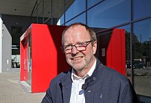 Vor der Bonhoeffer-Halle in Detmold: Das Geb&auml;ude ist f&uuml;r Klaus Kuhlmann ein Paradebeispiel f&uuml;r gute Netzwerkarbeit - Bernhard Preuss