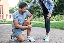 Ein Mann mit einer Sch&uuml;rfwunde am Knie - Christin Klose/dpa-tmn