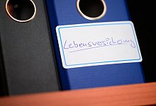 Ein Ordner mit einem Aufkleber «Lebensversicherung» - Jonas Walzberg/dpa/dpa-tmn