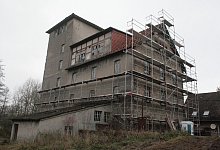 Die Bruchmühle in Humfeld ist eingerüstet: hier sollen bis Ende 2019 drei Wohnungen entstehen. Die Ostseite ist die „Schokoladenseite" des Gebäudes. - Sylvia Frevert