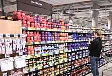 Im Supermarkt - Bernd Weißbrod/dpa