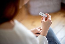 Eine Frau machten einen Corona-Selbsttest - Zacharie Scheurer/dpa-tmn