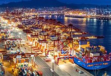Containerschiffe liegen im n&auml;chtlich beleuchteten Containerterminal des Hafens von Qingdao. - Yu Fangping/SIPA Asia via ZUMA Wire/dpa