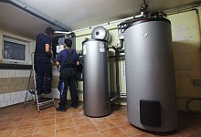 Handwerker installieren eine Wärmepumpe in einem Haus - Doreen Garud/dpa/dpa-tmn