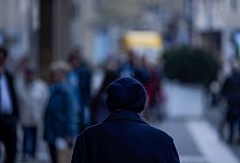 Eine Person geht allein durch die Innenstadt - Rolf Vennenbernd/dpa/dpa-tmn