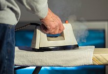 Senioren im Haushalt - Foto: Mohssen Assanimoghaddam/dpa