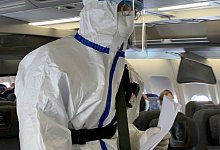 Beamter der chinesischen Gesundheitsbeh&ouml;rde - Foto: Andreas Landwehr/dpa