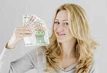 Bankkundin mit Gratiskonto - Foto: Monique W&uuml;stenhagen/dpa-tmn