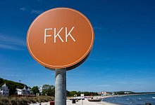 Ein Schild mit dem Schriftzug "FKK" auf R&uuml;gen - Stefan Sauer/dpa/dpa-tmn