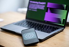 Smartphone und Laptop liegen auf einem Schreibtisch - Hannes P Albert/dpa