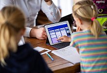 Tablet f&uuml;r Schule und Hausaufgaben - Guido Kirchner/dpa/dpa-tmn